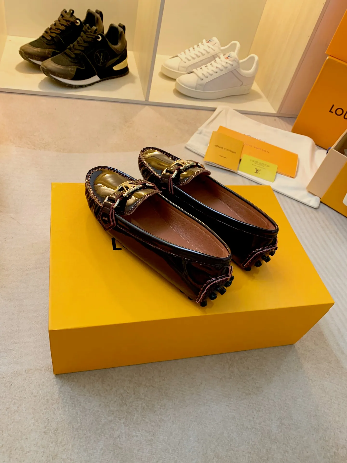p460💰Couple model❤️🇫🇷 𝙇𝙤𝙪𝙞𝙨 𝙑𝙪𝙞𝙩𝙩𝙤𝙣 🇫🇷Louis Vuitton 2023 Classic𝓛𝓿 𝓣𝓻𝓪𝓲𝓷𝓮𝓻 Sports Series ➪➪➪¯ [Arizona Doudou Shoes Series] ▪️▪️▪️Arizona slip-on shoes are made of Monogram Eclipse canvas. Its hand-painted and dyed edges and hand-sewn uppers fully demonstrate Louis Vuitton's traditional shoemaking craftsmanship. This slip-on shoe is very lightweight. The integrated tongue and upper make it particularly comfortable and flexible. The soft outsole is equipped with rubber padding. Decorated with matching sash. Detailed features: ☑️Monogram Eclipse canvas ☑️Black Eclipse pattern ☑️Hand-painted shoe edges ☑️Hand-sewn uppers (each pair takes time to process) ☑️Integrated tongue and upper construction ☑️Outsole equipped with rubber lining ☑️size: 35_46